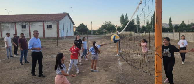 BAŞKAN USTAOĞLU, ÇOCUKLARIN SPOR SAHASI TALEBİNİ YERİNE GETİRDİ