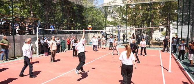 KIZILCALAR MAHALLESİ'NE SOSYAL SPOR ALANI KAZANDIRILDI