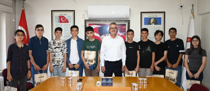 BAŞKAN USTAOĞLU, LGS'DE İLK 10'A GİREN ÖĞRENCİLERİ ÖDÜLLENDİRDİ