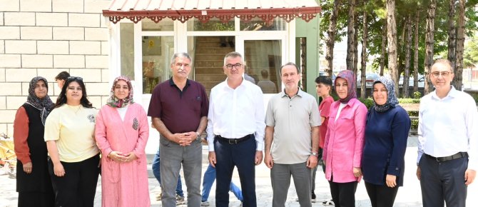 BAŞKAN USTAOĞLU, ÇİFTÇİLER CAMİ KUR’AN KURSU’NU ZİYARET ETTİ