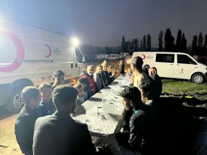 KIZILAY’DAN SEYDİŞEHİR’DEKİ MEVSİMLİK TARIM İŞÇİLERİNE SICAK YEMEK DESTEĞİ