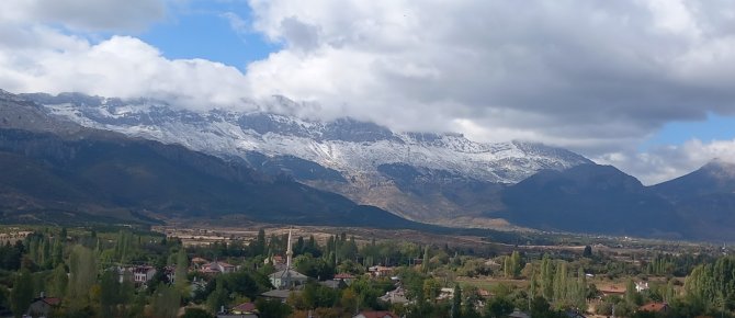 Seydişehir’de Mevsimin İlk Karı Yağdı