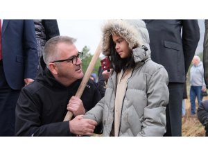 BAŞKAN USTAOĞLU, MİNİK YÜREKLERLE FİDAN DİKTİ