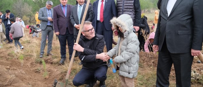 BAŞKAN USTAOĞLU, MİNİK YÜREKLERLE FİDAN DİKTİ